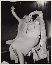 ⭐ ❤ Marilyn Monroe (1940s) Cheesecake - Alluring Pose Original Vintage Photo K67 picture
