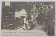 CPA Paris La strike des Postiers Soldats carrying out the replacement of boxes (67759) picture