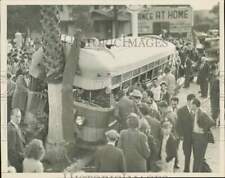 1944 Press Photo Crowd gathers in Hollywood to see the twisted wreckage of a bus picture