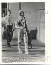 1962 Press Photo Astronaut Scott Carpenter walks to launch pad at Cape Canaveral picture