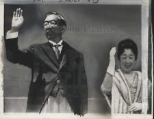 1962 Press Photo Japan's Emperor Hirohito & Empress Nagako waving together picture