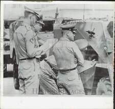 1962 Press Photo US soldiers run check on Soviet vehicles at Checkpoint Charlie picture