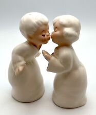 Charming Mid Century Vintage Kissing Couple Salt And Pepper Shakers. picture