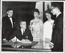 1953 Press Photo YMCA Youth Legislature members discuss bill in Olympia picture