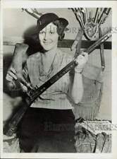1935 Press Photo Eleanor Nunan with her flint-lock rifle in San Francisco show picture