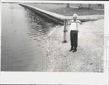 1968 Press Photo Peter Kondergis holds cast net in Tarpon Springs - lra75533 picture