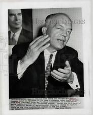 1956 Press Photo Harold Stassen talks to reporters at conference in Washington picture