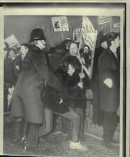 1968 Press Photo Vietnam War - Demonstrators at United States Embassy, London picture