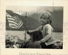 1983 Press Photo Madeline Scholl on dad's shoulders waving an American flag, AK picture