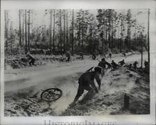 1939 Press Photo Finnish Soldiers Concealing Themselves on Side of Road picture