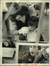 1976 Press Photo Victoria Martin and Children at New York State Fair Clown Booth picture