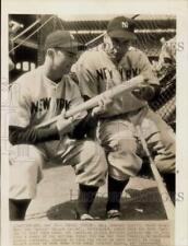 1958 Press Photo Yankees' Bill Johnson and Charley Keller check bats in Chicago. picture