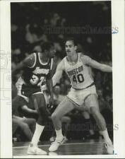 1986 Press Photo Houston's Richard Anderson blocks opponent in basketball game picture