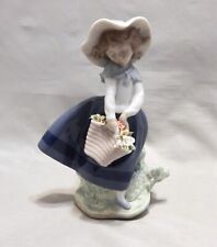 Lladro Figurine Pretty Pickings 5222 Missing a flower picture