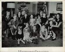 1945 Press Photo President Franklin & Eleanor Roosevelt Pose with Grandchildren picture