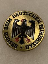 VIntage German Parliament Visitor  Badge BESUCH BEIM DEUTSCHEN BUNDESTAG (1063) picture