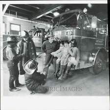 1969 Press Photo Detroit fireman entertains children at Detroit fire station. picture