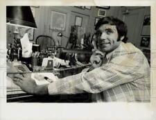 1973 Press Photo Knicks player Dave Debusschere answers phone at a New York Club picture