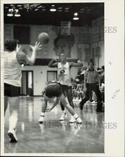1986 Press Photo Fort Mill's Calvin Wallace passes ball during basketball game picture