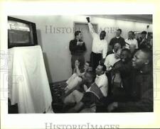 1994 Press Photo Southwest Texas basketball team watches NCAA selection show picture