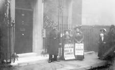 Two suffragettes outside No 10 attempt to speak to the Prime Minis- Old Photo picture