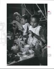 1990 Press Photo Children Being Artistic At Days of The Dead Mexican Celebration picture