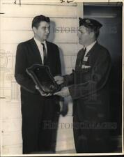 1960 Press Photo Robert Wagner awarded by Milton Reed of American Legion picture