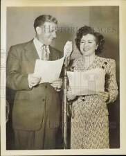 1945 Press Photo George Burns and wife Gracie rehearse for NBC Radio broadcast picture