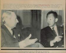 1968 Press Photo Lee Kuan Yew and Edward Heath confer in London. - hpw36567 picture