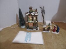 Dept. 56 2004  Victorian Family Christmas House #56.58517 Excellent picture