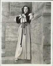 1949 Press Photo Actress Viveca Lindfors Wearing Lounge Robe - kfx65018 picture