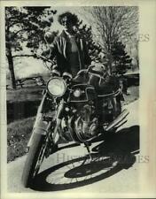 1978 Press Photo Robin Kierney poses with her motorcycle in New York - tua08715 picture
