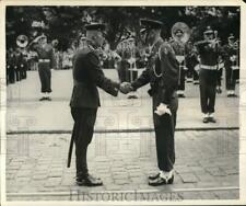 1950 Press Photo Steve A. Barkovic shakes hands with Soviet soldier, Vienna picture