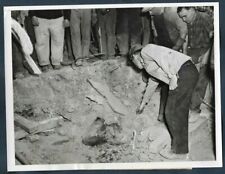 DRAMA ENTOMBED WORKER IN CONCRETE AT NEW YORK COLISEUM 1955 VTG Press Photo Y64 picture