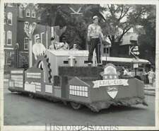 1951 Press Photo AFL-CIO Float in Detroit's 250th Birthday Parade - afa56937 picture