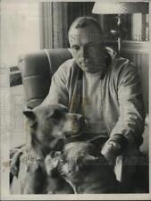 1960 Press Photo Frank Appleton with his 2 boxer pups at his New York home picture