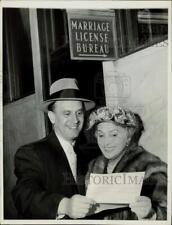 1957 Press Photo Count Edmund de Szigethy & Jolie Gabor hold NY marriage license picture
