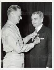 1946 Press Photo Scientist gets Medal of Merit from Army Air Forces General picture