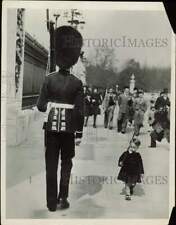 1938 Press Photo Small child imitates guard outside Buckingham Palace picture