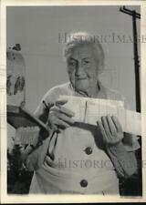 1957 Press Photo Margaret Jordan of Houston, 102 years old, checks her mailbox. picture