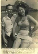1941 Press Photo James Ripley, Judy Canova on Honolulu beach - hcw03284 picture