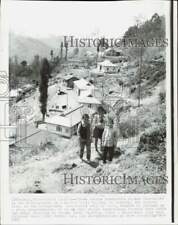 1965 Press Photo Sikkim youngsters stand on a narrow trail leading to Gangtok picture