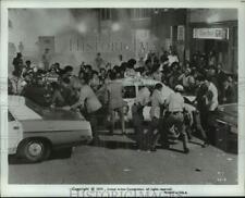 1973 Press Photo Actors during a United Artists movie scene involving police picture