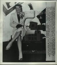 1953 Press Photo Miss Universe contestant Wanda Irizarry arrives in New York picture