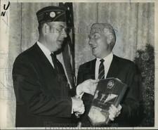 1968 Press Photo William Chester presents award to Barry Bingham Sr. - noa36463 picture