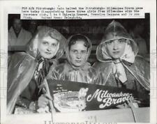 1957 Press Photo Milwaukee Braves fans wait out the rain in Pittsburgh PA picture
