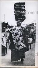 1960 Press Photo Ghanaian businesswoman balance ware on head in Accra, Ghana picture