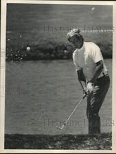 1973 Press Photo Golfer Doug Sanders blasts out of sand on #17 - hcs10484 picture