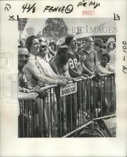 1977 Press Photo New Orleans Jazz and Heritage Festival- visitors at Festival picture