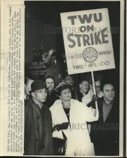 1966 Press Photo Mrs. Michael Quill carries picket sign outside jail in New York picture